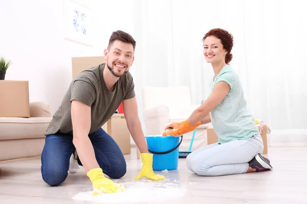 Jong koppel schoonmaak huis — Stockfoto