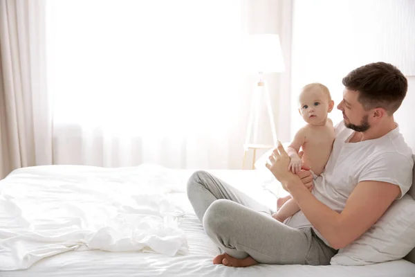 Padre sentado con linda hija bebé — Foto de Stock