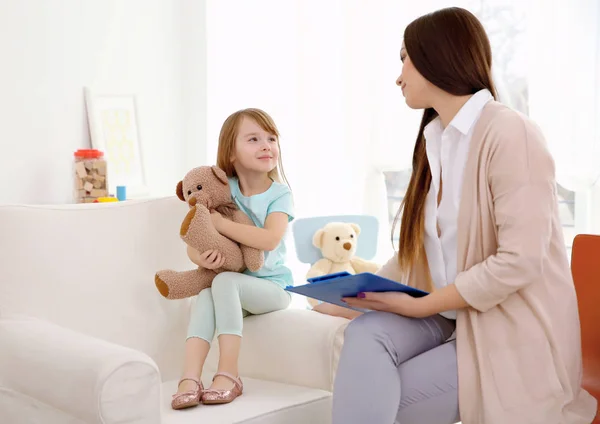 Psicólogo infantil trabajando con una niña — Foto de Stock