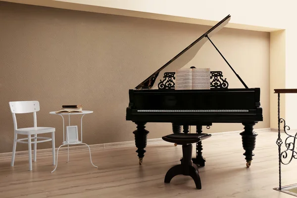 Piano in empty classic room — Stock Photo, Image