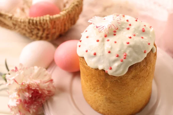 Delicious Easter cake and eggs — Stock Photo, Image