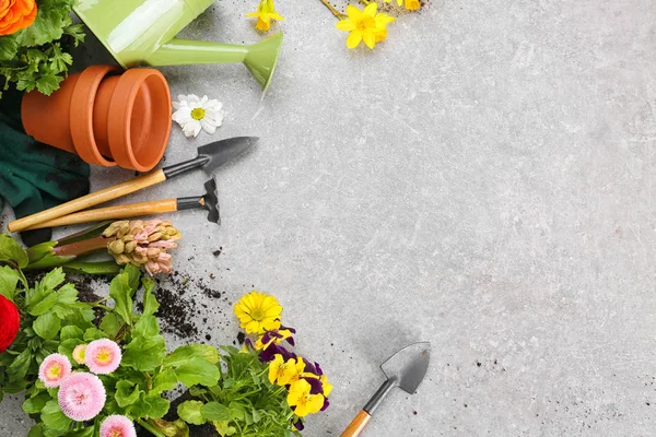 Komposition mit Blumen und Gartengeräten — Stockfoto