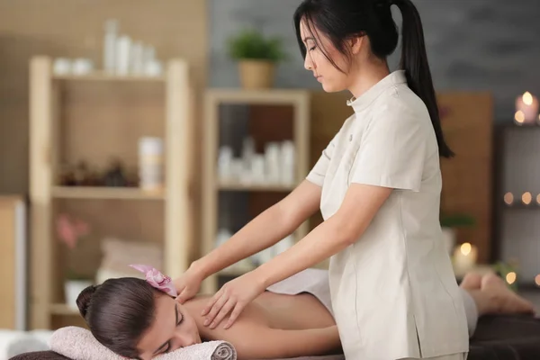 Vrouw met massage — Stockfoto