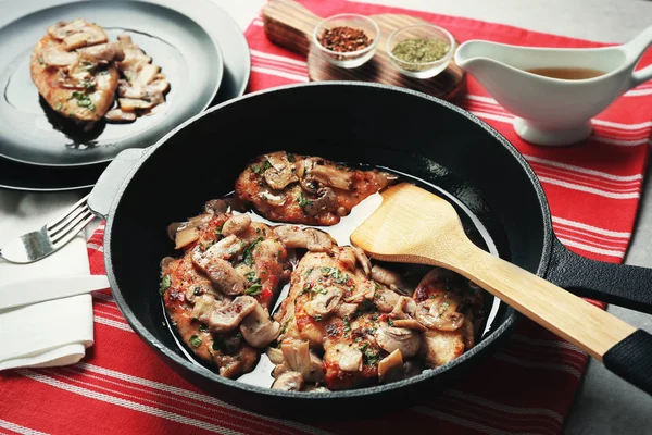 Delicious chicken marsala — Stock Photo, Image