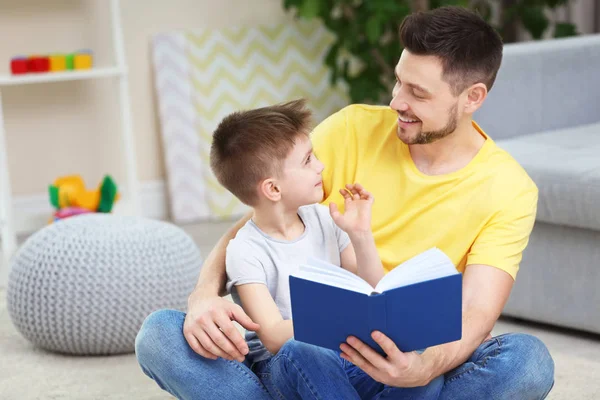 Pai e filho lendo livro — Fotografia de Stock