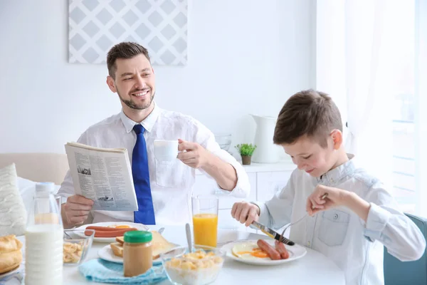 Ayah dan anak makan siang — Stok Foto