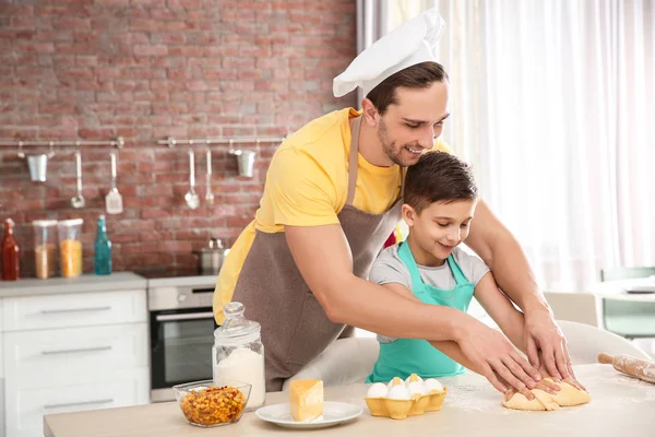 Pappa och son matlagning hemma — Stockfoto
