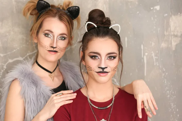 Νέων γυναικών με μακιγιάζ γάτας — Φωτογραφία Αρχείου