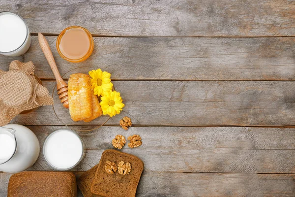 Beautiful composition of honey and milk — Stock Photo, Image