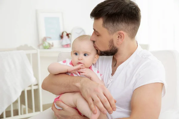 Padre con linda hija bebé — Foto de Stock