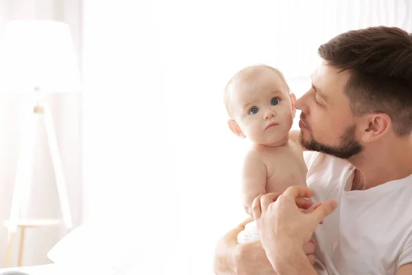 Padre con linda hija bebé —  Fotos de Stock