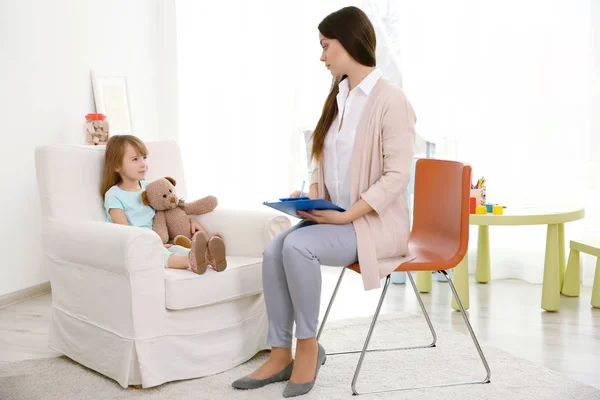 Psicólogo infantil trabajando con una niña —  Fotos de Stock