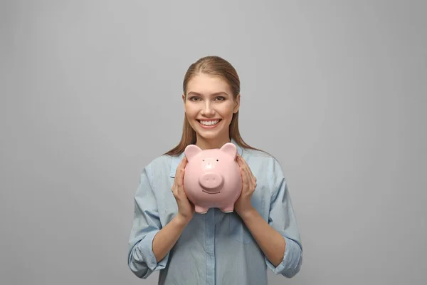 Mulher com banco porquinho — Fotografia de Stock