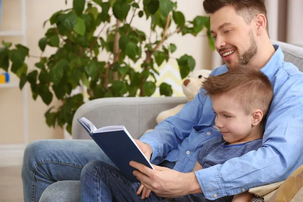 Papa et fils lisant le livre — Photo