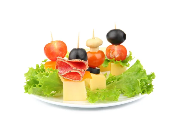 Тарелка с набором вкусной канапе — стоковое фото