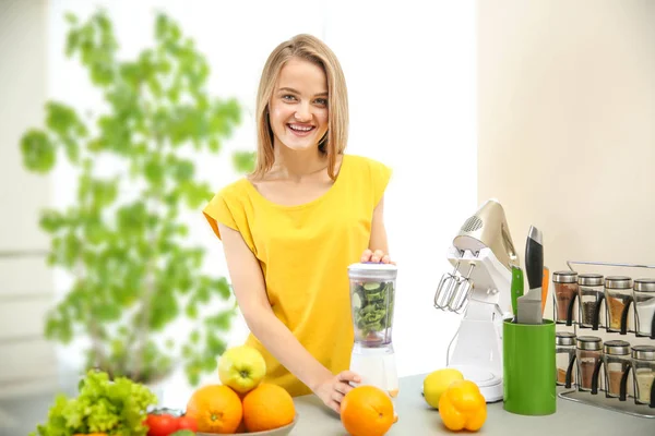 Giovane Bella Donna Che Succo Fresco Cucina — Foto Stock