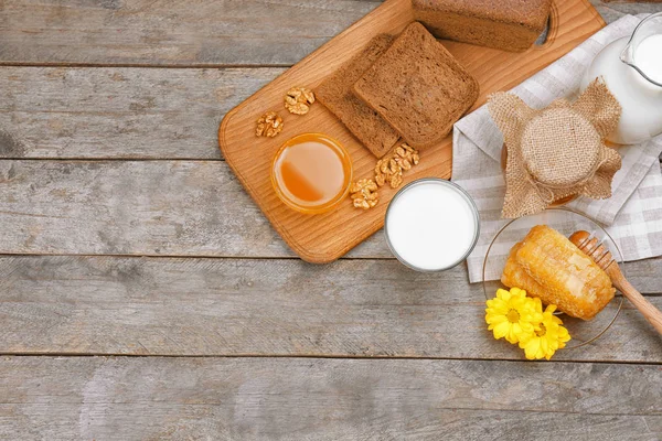 Beautiful composition of honey and milk — Stock Photo, Image