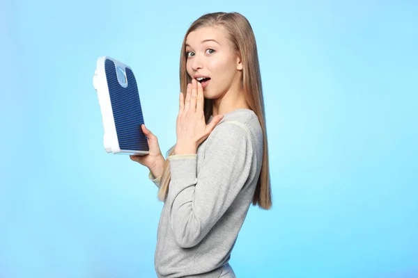 Jonge vrouw met vloer weegschalen — Stockfoto