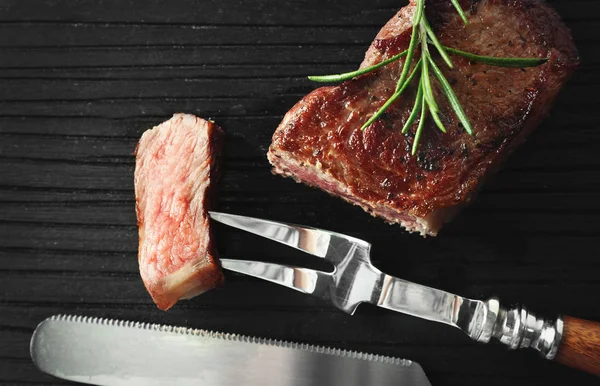 Pyszne średnio krwisty stek — Zdjęcie stockowe