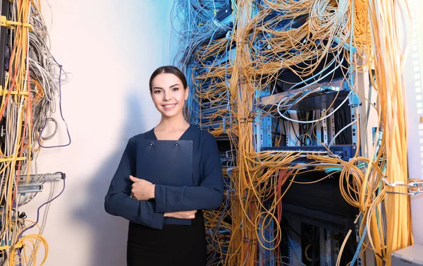 Hermoso joven ingeniero en la sala de servidores — Foto de Stock