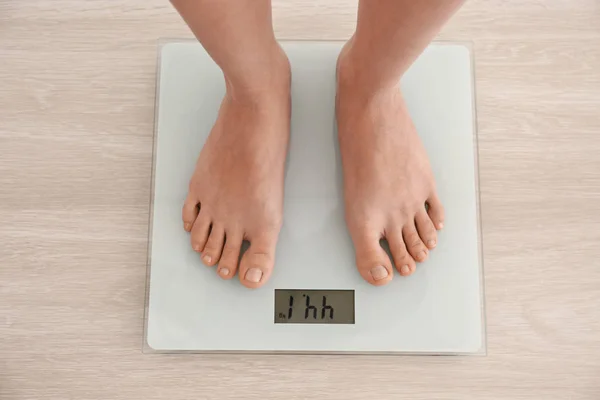 Woman standing on scales — Stock Photo, Image