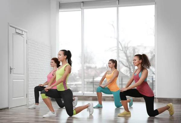 Hermosas chicas de entrenamiento en el gimnasio — Foto de Stock