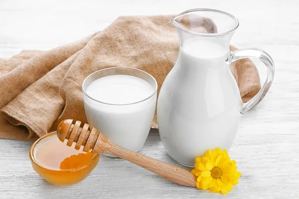 罐牛奶与美味的蜂蜜 — 图库照片
