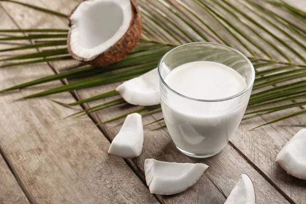 Sklo chutné kokosového mléka — Stock fotografie