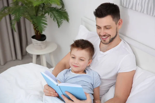 Папа и сын читают книгу — стоковое фото