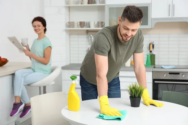 Úklid kuchyně muž — Stock fotografie