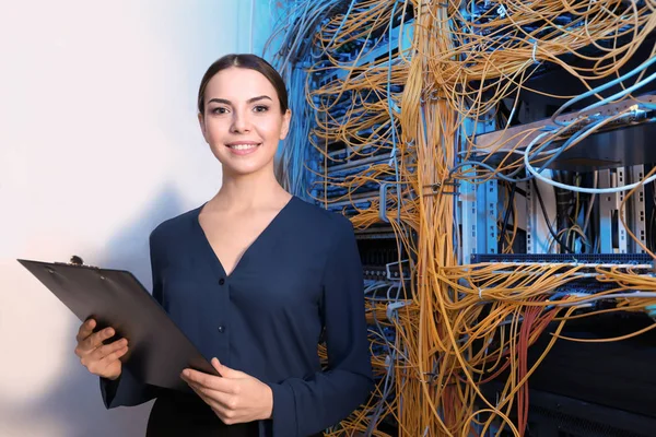 Hermoso joven ingeniero en la sala de servidores — Foto de Stock