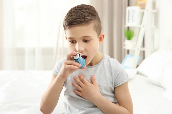 Niño usando inhalador en casa — Foto de Stock