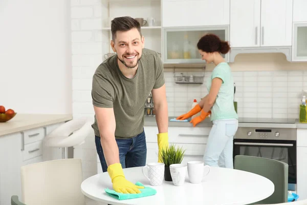 Genç çift temizlik mutfak — Stok fotoğraf