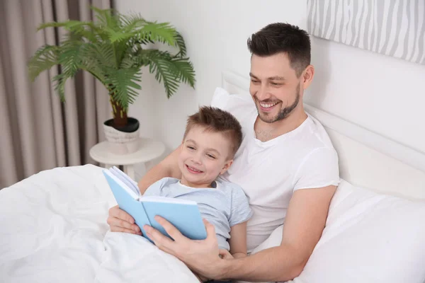 Papá y su hijo leyendo libro — Foto de Stock