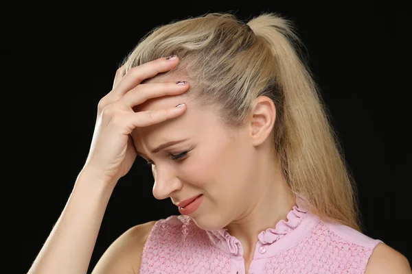 Hermosa joven sufriendo — Foto de Stock