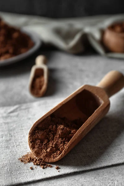 Cucharada de madera con cacao en polvo —  Fotos de Stock