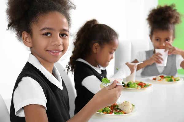 Süße afrikanisch-amerikanische Mädchen im Speisesaal der Schule — Stockfoto