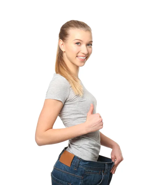 Ung kvinna i stora jeans — Stockfoto