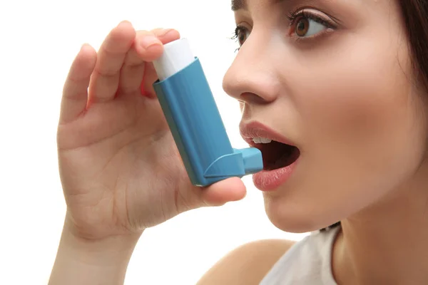 Mujer joven usando inhalador — Foto de Stock