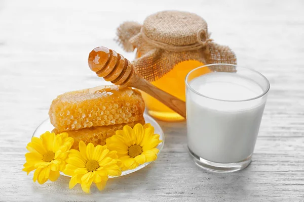 Copo de leite e mel dourado — Fotografia de Stock