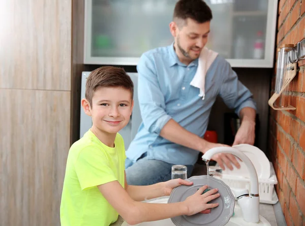 Vader en zoon doen wassen omhoog — Stockfoto