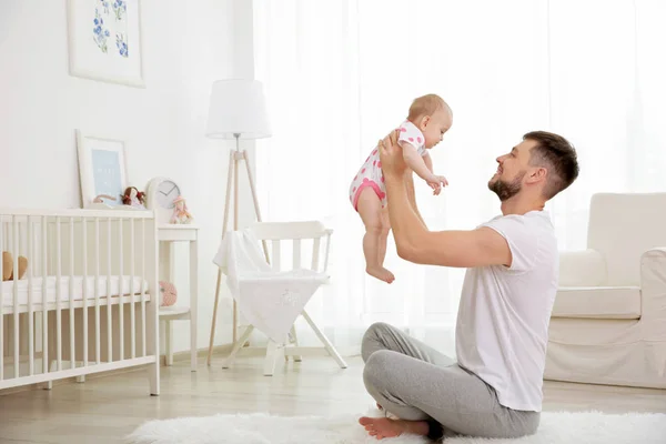 Father holding baby daughter — Stock Photo, Image