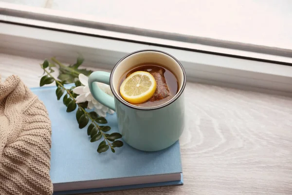 Composizione con tazza di tè caldo — Foto Stock