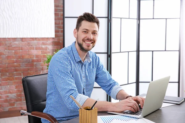 Young man working with laptop — Stock Photo, Image