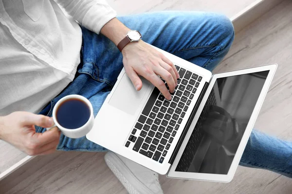 Man with laptop and cup of coffee — Stock Photo, Image