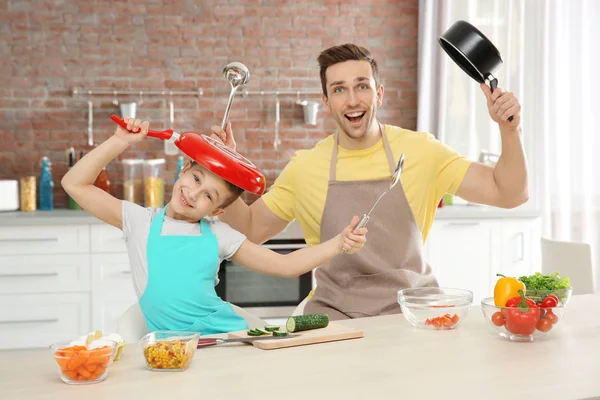 Papá e hijo cocinando en casa — Foto de Stock