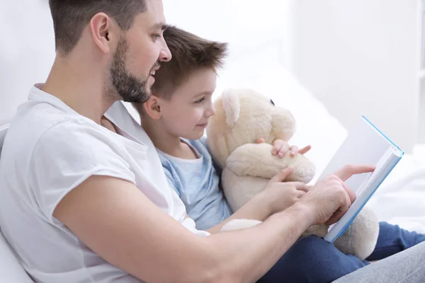 Pai e filho lendo livro — Fotografia de Stock