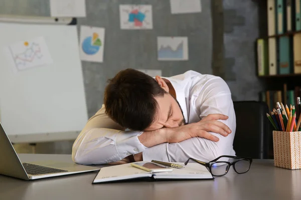 Hombre cansado durmiendo en la mesa —  Fotos de Stock