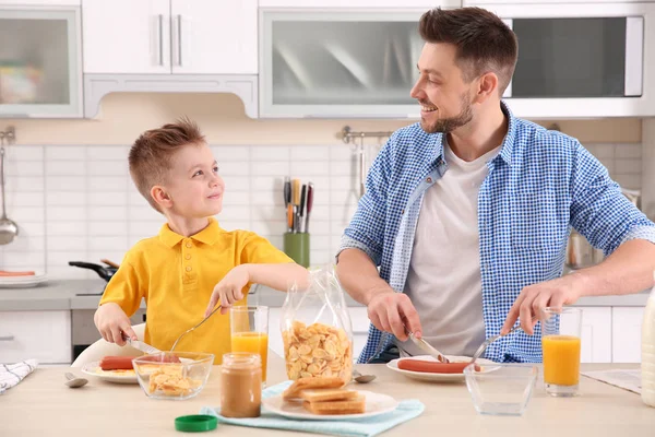 Ayah dan anak makan siang — Stok Foto