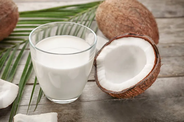 Склад зі смачним кокосовим молоком — стокове фото
